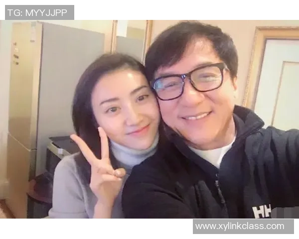 潘晓婷与足球明星亲密合影展现运动精神与友谊的美好瞬间 潘晓婷与足球明星亲密合影展现运动精神与友谊的美好瞬间