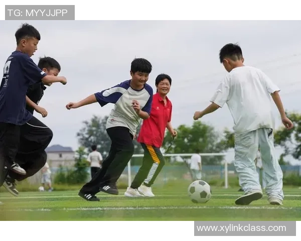 足球明星携手发起纸巾挑战引发全民参与热潮助力环保行动 足球明星携手发起纸巾挑战引发全民参与热潮助力环保行动