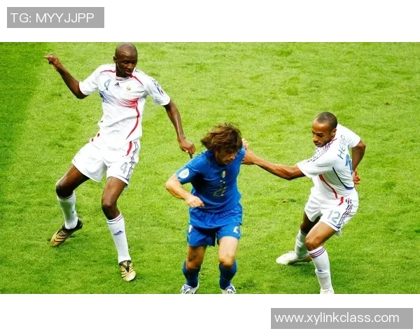 长发白人足球明星的传奇之路与场上风采的完美结合 长发白人足球明星的传奇之路与场上风采的完美结合